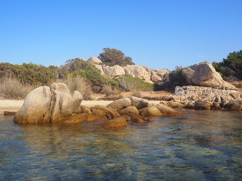 Cala Serana在卡布里拉岛，在马达莱纳岛，撒丁岛，意大利